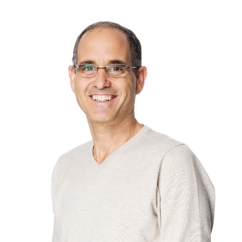 דיוקן של גבר מחייך המקדם קומפוסט קהילתי